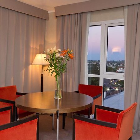 Howard Johnson Plaza Resort & Casino Mayorazgo Paraná Zimmer foto A living room at the hotel