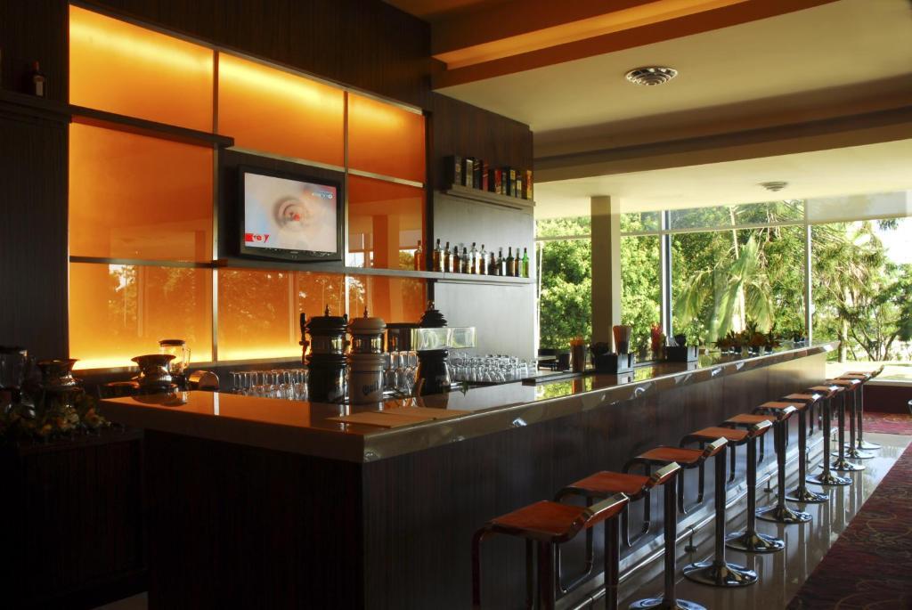 Howard Johnson Plaza Resort & Casino Mayorazgo Paraná Restaurant foto The bar at the 2008 Olympic Village