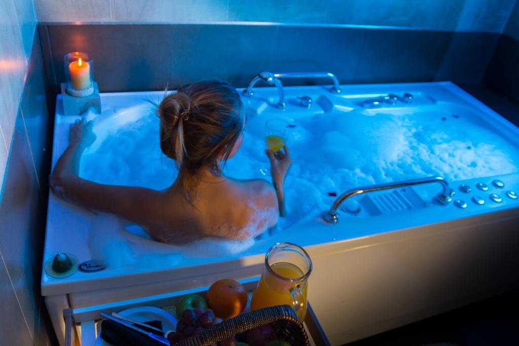 Howard Johnson Plaza Resort & Casino Mayorazgo Paraná Exterior foto A woman in a whirlpool bathtub