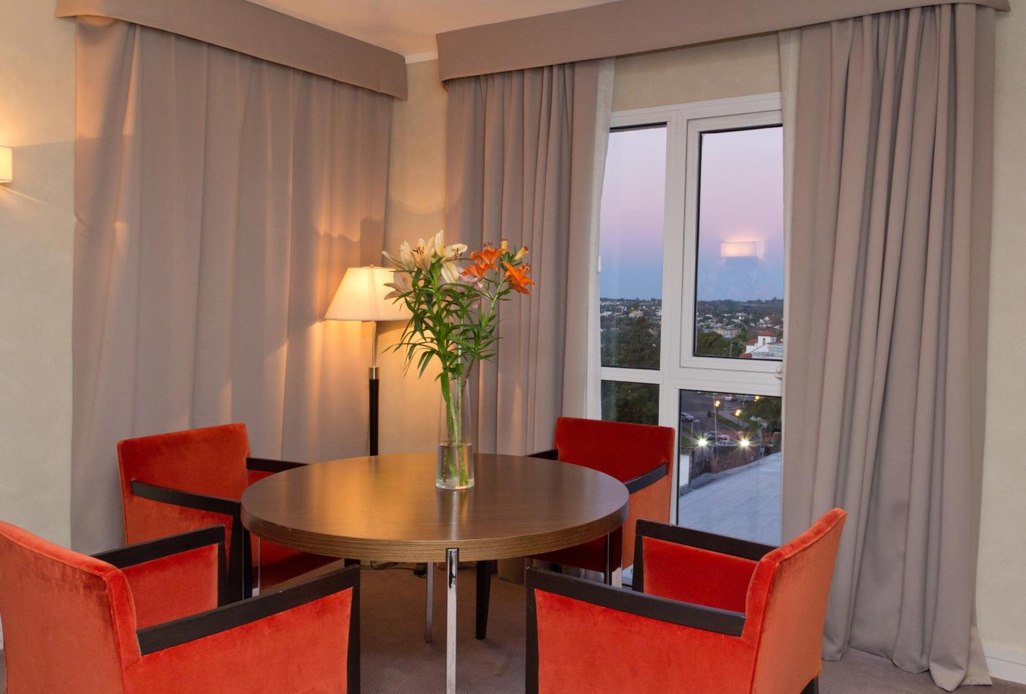 Howard Johnson Plaza Resort & Casino Mayorazgo Paraná Zimmer foto A living room at the hotel