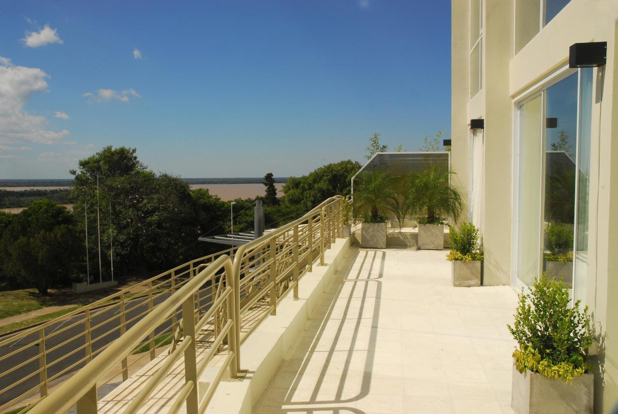 Howard Johnson Plaza Resort & Casino Mayorazgo Paraná Zimmer foto A balcony