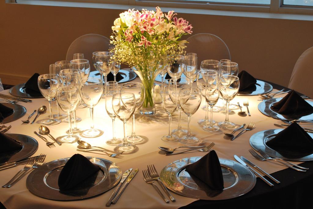 Howard Johnson Plaza Resort & Casino Mayorazgo Paraná Exterior foto A table set for a formal dinner