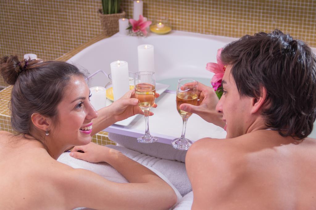 Howard Johnson Plaza Resort & Casino Mayorazgo Paraná Exterior foto A couple relaxing in a spa