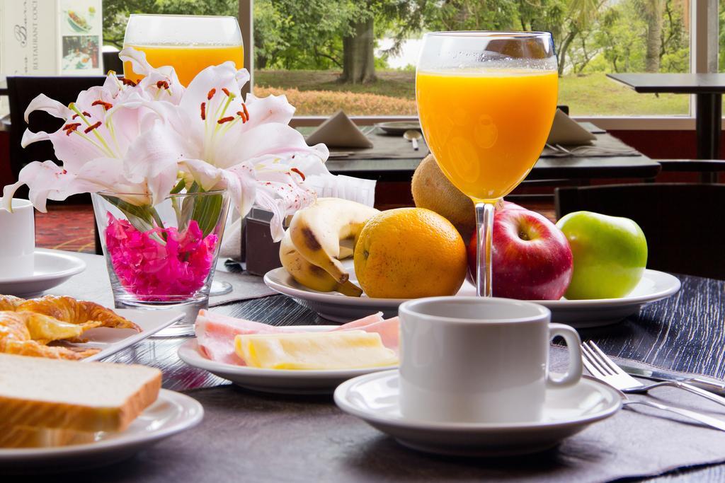 Howard Johnson Plaza Resort & Casino Mayorazgo Paraná Exterior foto A breakfast table