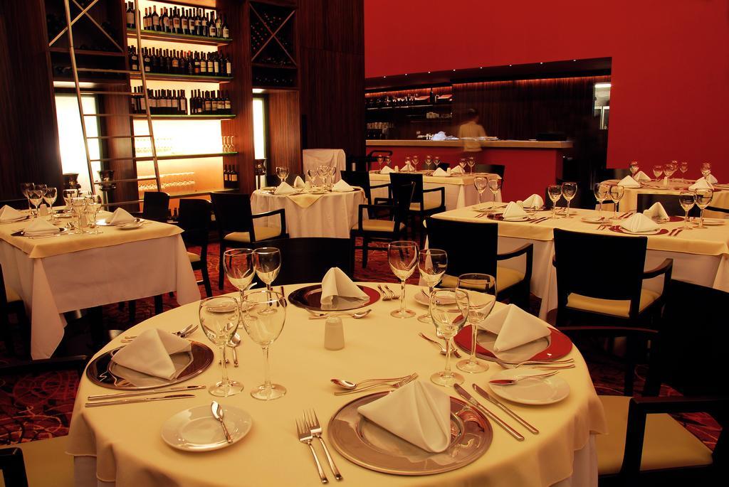 Howard Johnson Plaza Resort & Casino Mayorazgo Paraná Exterior foto Restaurant in the hotel