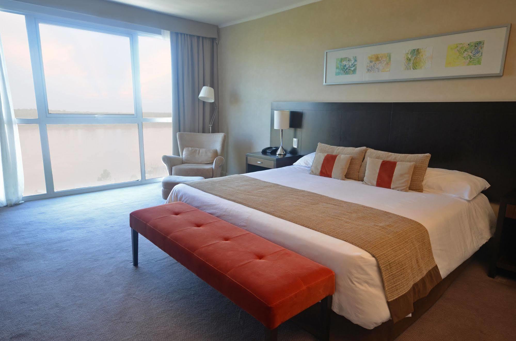 Howard Johnson Plaza Resort & Casino Mayorazgo Paraná Exterior foto A bedroom at the hotel