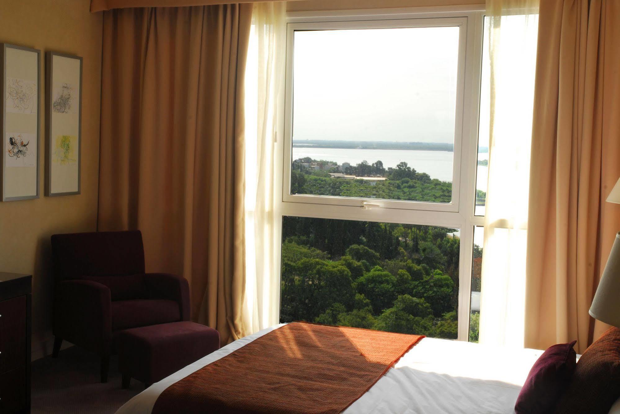 Howard Johnson Plaza Resort & Casino Mayorazgo Paraná Exterior foto A room at the hotel