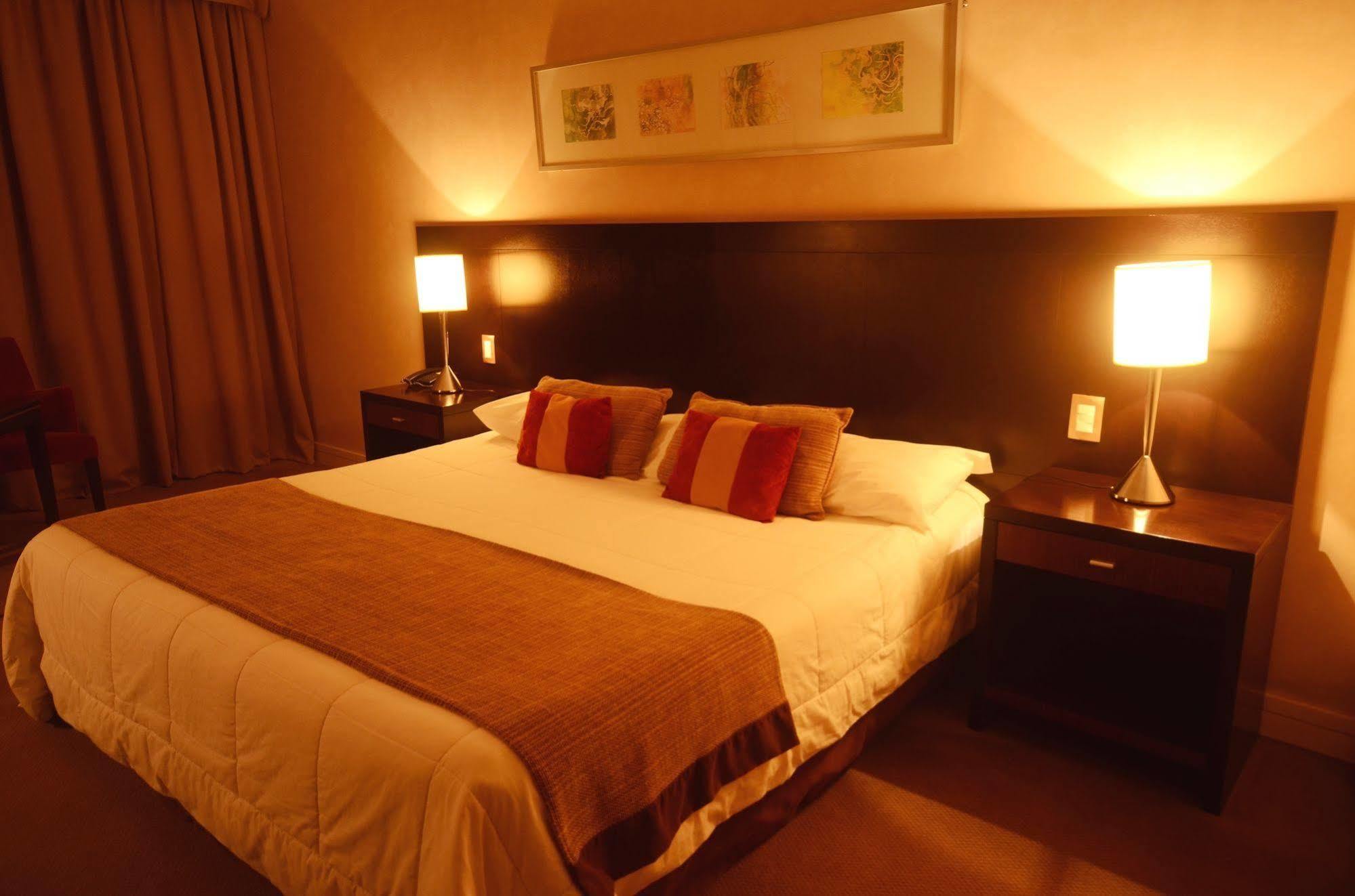 Howard Johnson Plaza Resort & Casino Mayorazgo Paraná Exterior foto A bedroom at the hotel