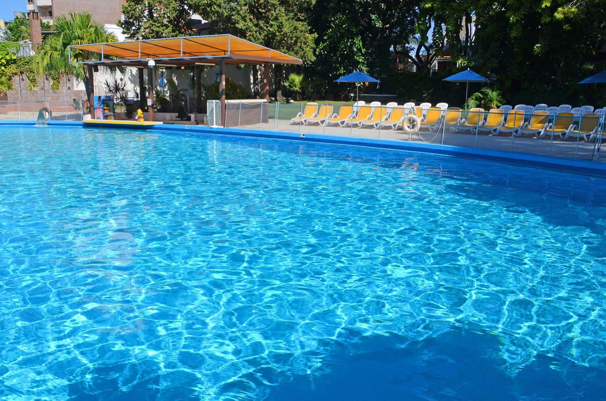 Howard Johnson Plaza Resort & Casino Mayorazgo Paraná Exterior foto Swimming pool