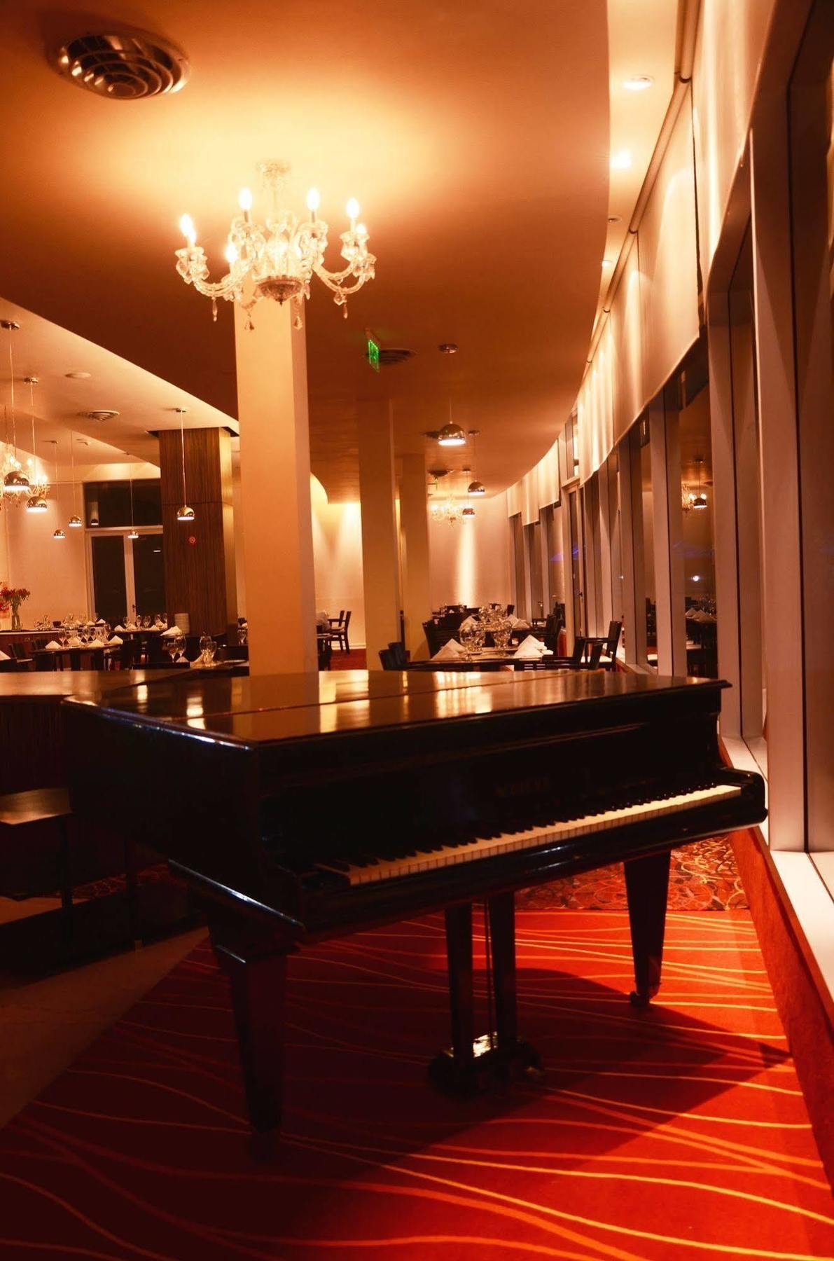 Howard Johnson Plaza Resort & Casino Mayorazgo Paraná Exterior foto The piano at the restaurant